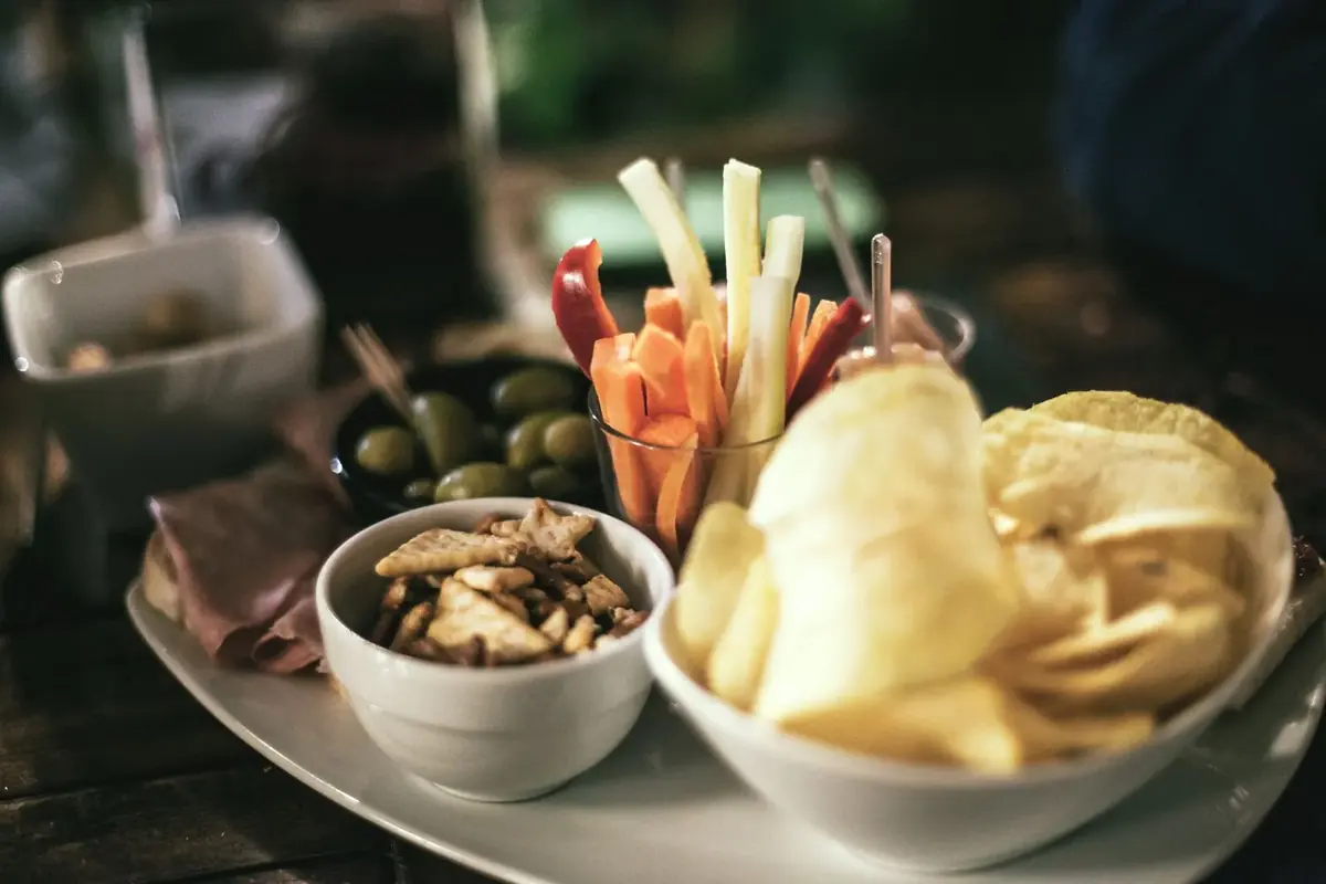 Aperitivo snacks: crisps, olives and crudités
