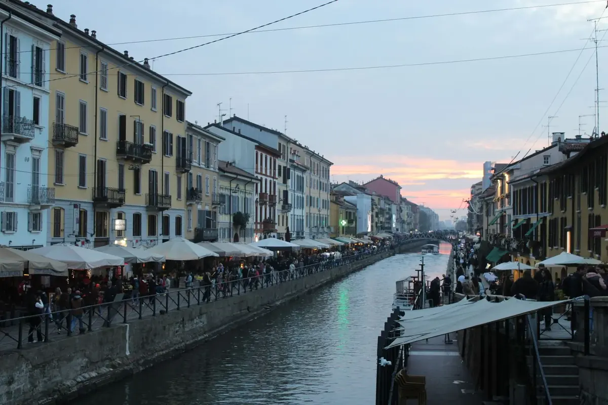Evening crowds along the Naviglio Grande