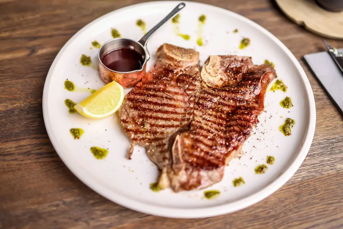 Grilled T-bone with lemon and sauce