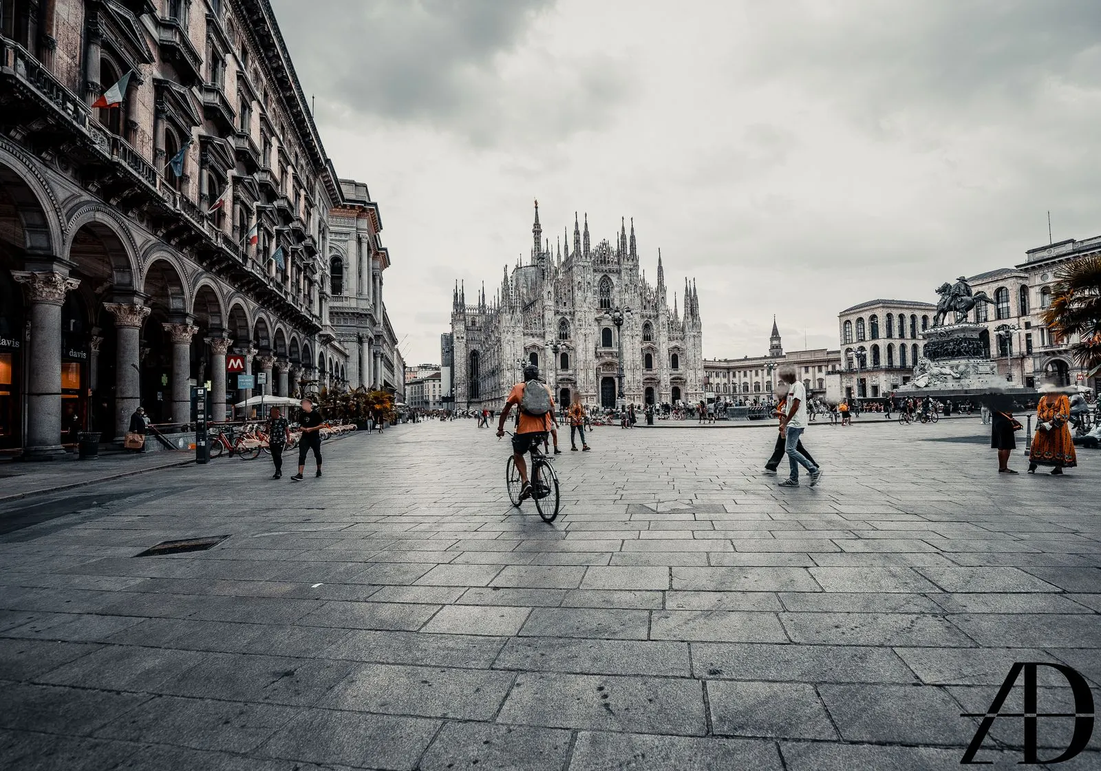 Cyclists and pedestrians in Piazza del Duomo
